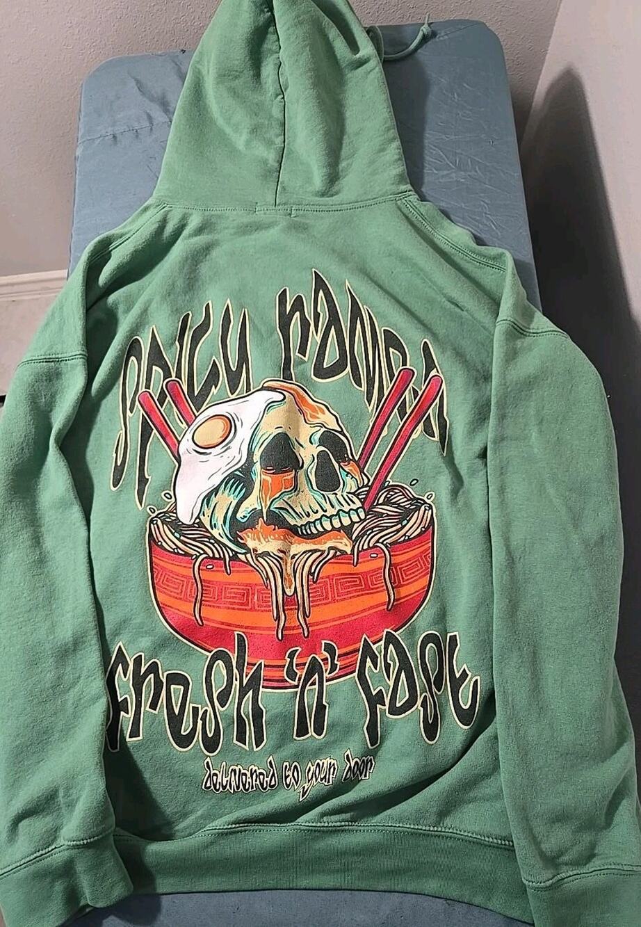 boohooMAN Men's L Green Skull Ramen Graphic Pullover Hoodie Streetwear #0291